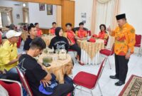 Bupati Agam Andri Warman melepas atlet Agam untuk berlaga di PON Sumut-Aceh. (Foto: AMC)