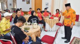 Bupati Agam Andri Warman melepas atlet Agam untuk berlaga di PON Sumut-Aceh. (Foto: AMC)