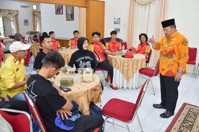 Bupati Agam Andri Warman melepas atlet Agam untuk berlaga di PON Sumut-Aceh. (Foto: AMC)