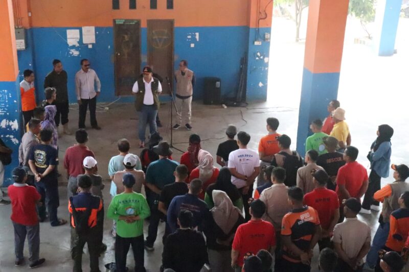 Pj Wali Kota Padang Andree Algamar membuka kegiatan goro di Shelter Masjid Darussalam, Kecamatan Koto Tangah, Sabtu (7/9/2024). (Foto: BPBD Padang)