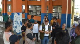 Penjabat (Pj) Wali Kota Padang Andree Algamar meninjau Shelter Darussalam di Kelurahan Bungo Pasang Kecamatan Koto Tangah, Sabtu (7/9/2024). (Foto: Prokopim Padang)