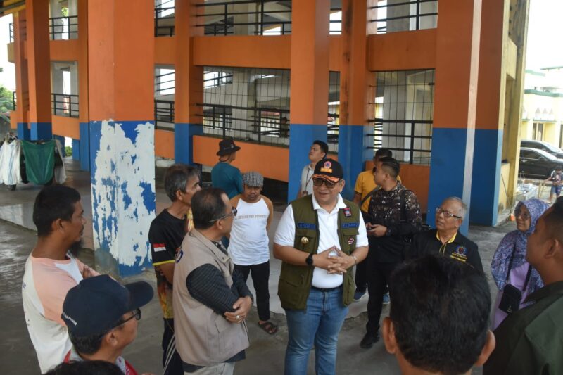 Penjabat (Pj) Wali Kota Padang Andree Algamar meninjau Shelter Darussalam di Kelurahan Bungo Pasang Kecamatan Koto Tangah, Sabtu (7/9/2024). (Foto: Prokopim Padang)