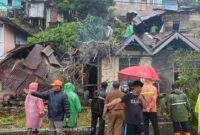 Tim BPBD Padang mengevakuasi pohon tumbang di Kelurahan Batang Arau. (Foto: BPBD Padang)