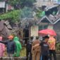 Tim BPBD Padang mengevakuasi pohon tumbang di Kelurahan Batang Arau. (Foto: BPBD Padang)