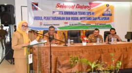 Asisten Administrasi Umum Pemko Padang, Corri Saidan membuka Bimtek SIPD RI di Kawana Hotel, Padang. (Foto: Prokopim Padang)