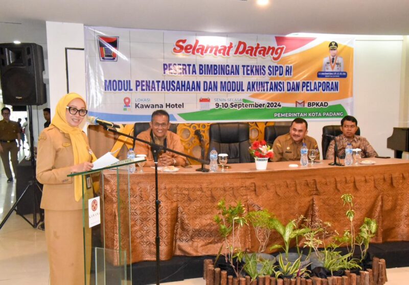 Asisten Administrasi Umum Pemko Padang, Corri Saidan membuka Bimtek SIPD RI di Kawana Hotel, Padang. (Foto: Prokopim Padang)