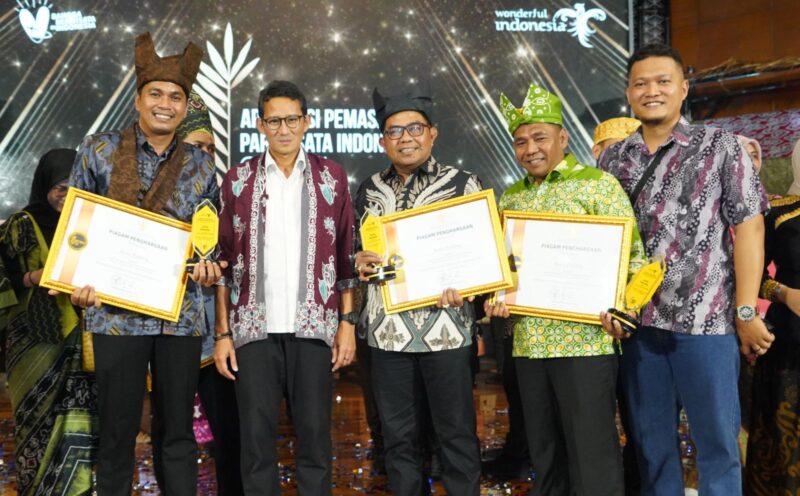 Pj Sekdako Padang Yosefriawan menerima penghargaan APPI 2024.  (Foto: Prokopim Padang)
