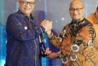 Pj Wali Kota Padang, Andree Algamar menerima penghargaan sebagai Tokoh Pelestarian Lingkungan dan Mitigasi Bencana. (Foto: Prokopim Padang)