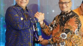 Pj Wali Kota Padang, Andree Algamar menerima penghargaan sebagai Tokoh Pelestarian Lingkungan dan Mitigasi Bencana. (Foto: Prokopim Padang)