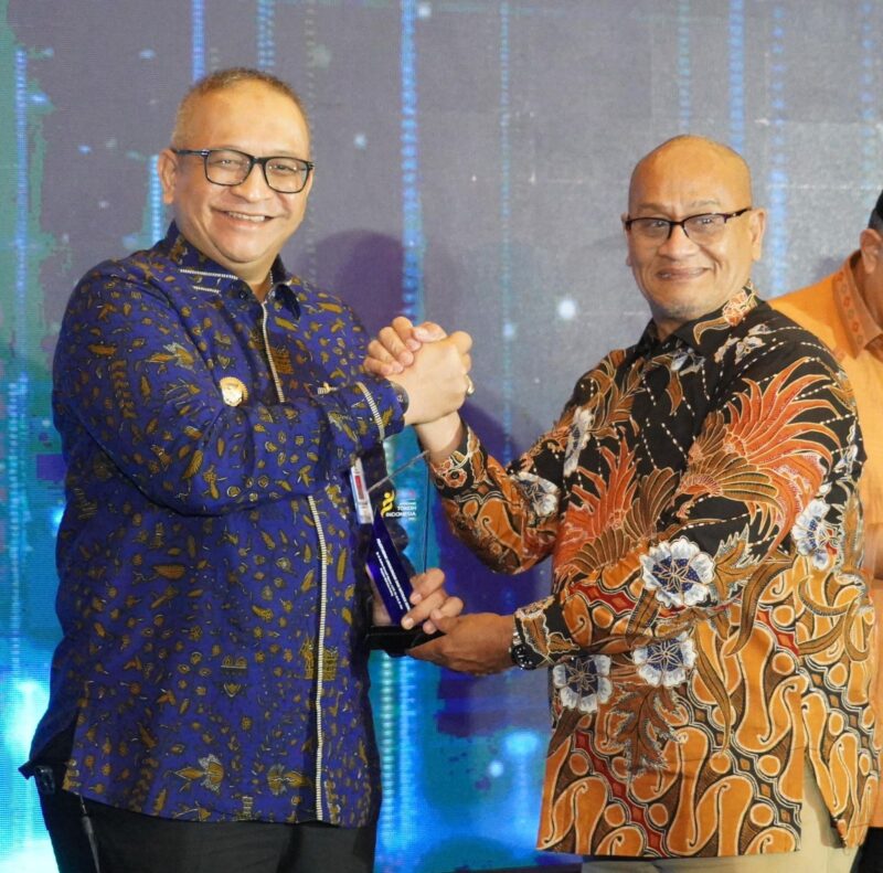 Pj Wali Kota Padang, Andree Algamar menerima penghargaan sebagai Tokoh Pelestarian Lingkungan dan Mitigasi Bencana. (Foto: Prokopim Padang)