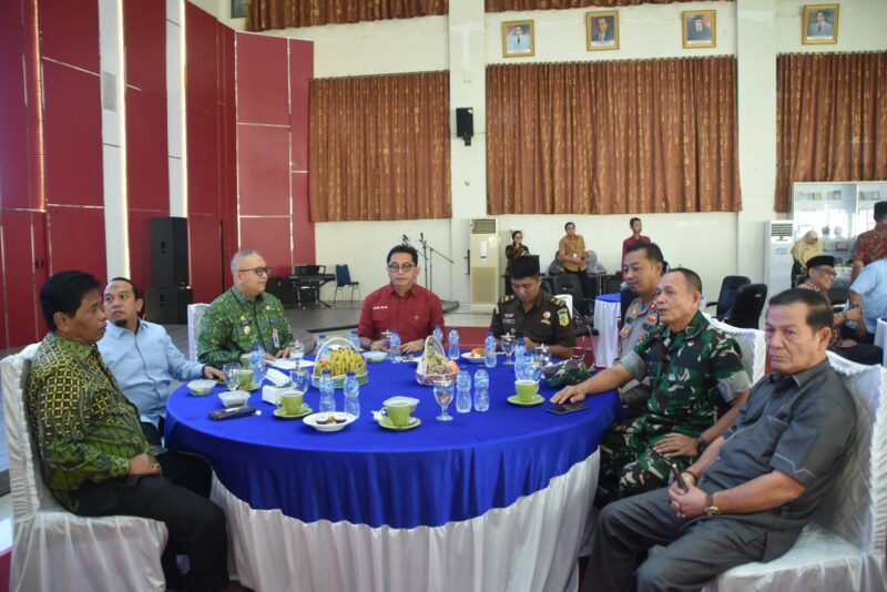 Pj Wali Kota Padang, Andree Algamar saat coffee morning bersama anggota DPRD dan Forkopimda Padang. (Foto: Prokopim Padang)