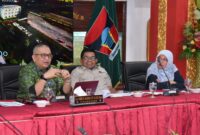 Penjabat (Pj) Wali Kota Padang, Andree Algamar saat Rapat Evaluasi Kinerja BLUD RSUD dr. Rasidin Padang di Gedung Putih Rumah Dinas Wali Kota Padang. (Foto: Prokopim Padang)