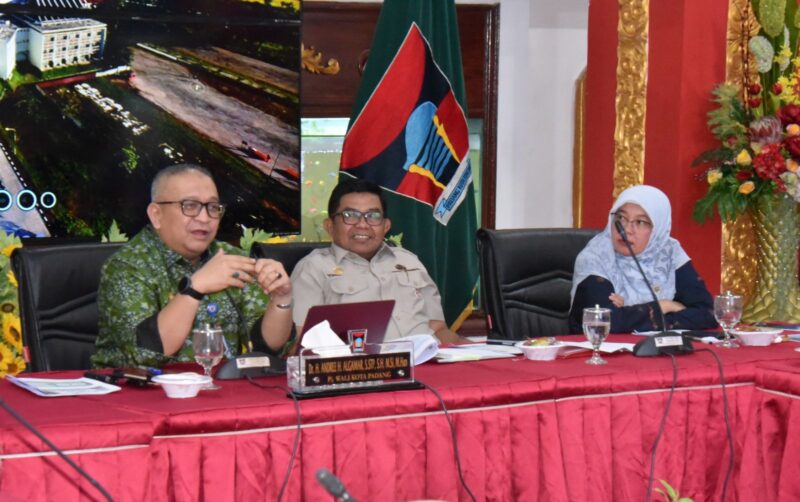 Penjabat (Pj) Wali Kota Padang, Andree Algamar saat Rapat Evaluasi Kinerja BLUD RSUD dr. Rasidin Padang di Gedung Putih Rumah Dinas Wali Kota Padang. (Foto: Prokopim Padang)
