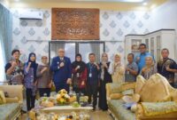 Penjabat (Pj) Wali Kota Padang Andree Algamar bersama Tim Monitoring dan Evaluasi Pelaksanaan Kegiatan SIIP di Rumah Dinas. (Foto: Prokopim Padang)