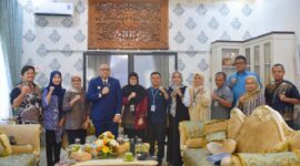 Penjabat (Pj) Wali Kota Padang Andree Algamar bersama Tim Monitoring dan Evaluasi Pelaksanaan Kegiatan SIIP di Rumah Dinas. (Foto: Prokopim Padang)