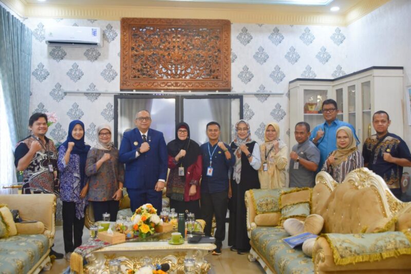 Penjabat (Pj) Wali Kota Padang Andree Algamar bersama Tim Monitoring dan Evaluasi Pelaksanaan Kegiatan SIIP di Rumah Dinas. (Foto: Prokopim Padang)
