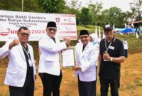 Penjabat (Pj) Wali Kota Padang Andree Algamar menerima penghargaan Lencana Jasa Pratama dari PMI Kota Padang. (Foto: Prokopim Padang)