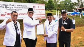 Penjabat (Pj) Wali Kota Padang Andree Algamar menerima penghargaan Lencana Jasa Pratama dari PMI Kota Padang. (Foto: Prokopim Padang)