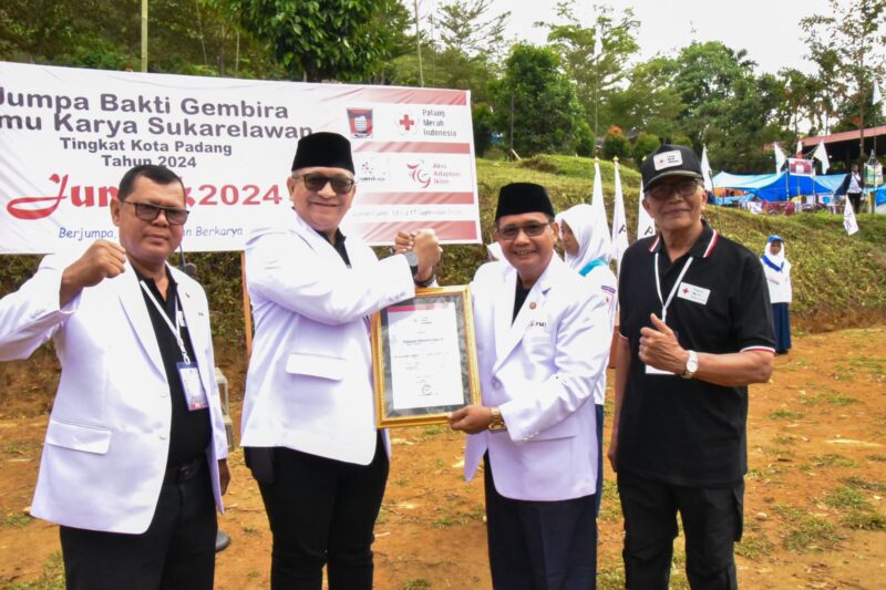 Penjabat (Pj) Wali Kota Padang Andree Algamar menerima penghargaan Lencana Jasa Pratama dari PMI Kota Padang. (Foto: Prokopim Padang)