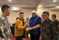 Pj Wali Kota Padang Andree Algamar menyerahkan dana motivasi kepada kafilah Sumbar asal Kota Padang. (Foto: Prokopim Padang)