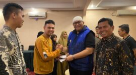 Pj Wali Kota Padang Andree Algamar menyerahkan dana motivasi kepada kafilah Sumbar asal Kota Padang. (Foto: Prokopim Padang)
