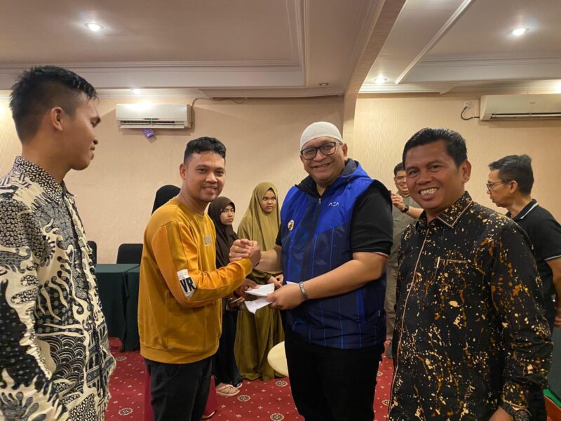 Pj Wali Kota Padang Andree Algamar menyerahkan dana motivasi kepada kafilah Sumbar asal Kota Padang. (Foto: Prokopim Padang)