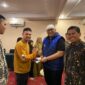 Pj Wali Kota Padang Andree Algamar menyerahkan dana motivasi kepada kafilah Sumbar asal Kota Padang. (Foto: Prokopim Padang)