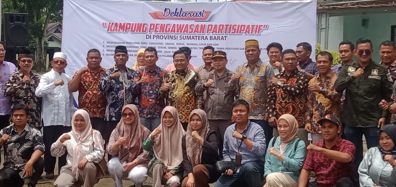 Bawaslu Sumbar mendeklarasikan Kampung Pengawasan Partisipatif di Kecamatan Kinali, Kabupaten Pasaman Barat, Senin (16/9/2024). (Foto: Ist)