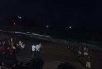Tim gabungan melakukan pencarian anak yang dilaporkan tenggelam di Pantai Padang, Senin (16/9/2024) sore. (Foto: BPBD Padang)