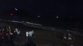 Tim gabungan melakukan pencarian anak yang dilaporkan tenggelam di Pantai Padang, Senin (16/9/2024) sore. (Foto: BPBD Padang)