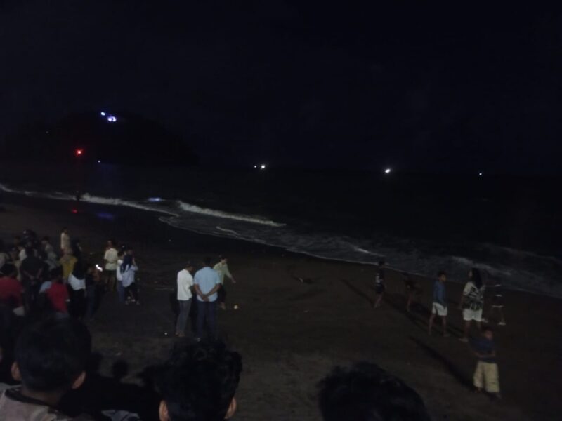 Tim gabungan melakukan pencarian anak yang dilaporkan tenggelam di Pantai Padang, Senin (16/9/2024) sore. (Foto: BPBD Padang)