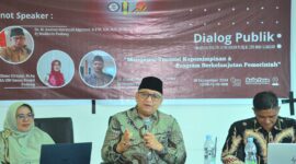 Pj Wali Kota Padang, Andree Algamar menjadi pembicara dalam dialog publik. (Foto: Prokopim Padang)