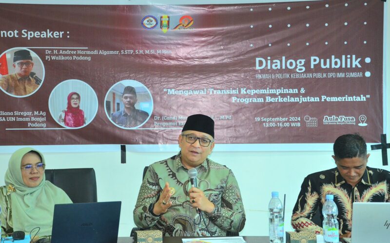 Pj Wali Kota Padang, Andree Algamar menjadi pembicara dalam dialog publik. (Foto: Prokopim Padang)