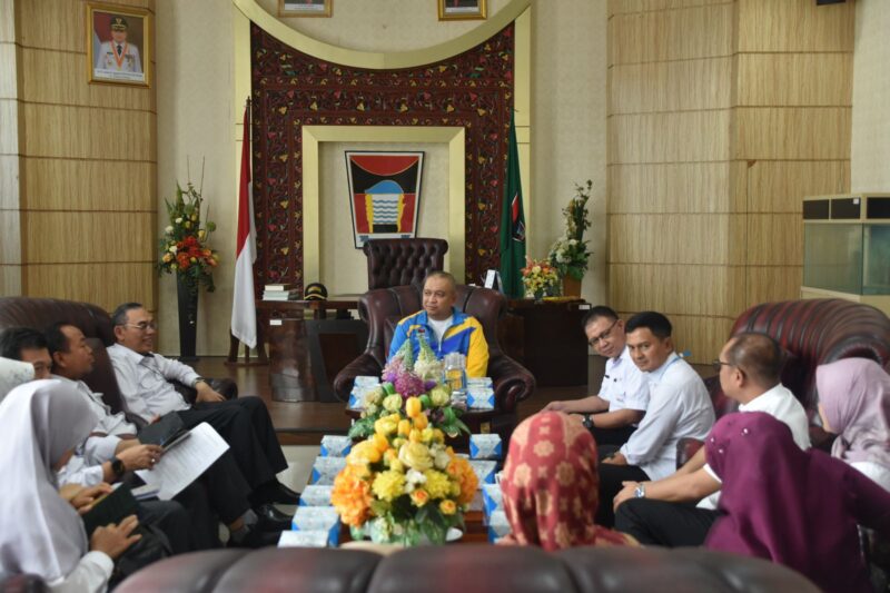 Pj Wali Kota Padang Andree Algamar menerima kunjungan Kepala Perwakilan BPK-RI Perwakilan Sumbar Sudarminto Eko Putra di Balai Kota Padang. (Foto: Prokopim Padang)