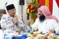 Pj Wali Kota Padang, Andree Algamar berdialog dengan Kepala Atase Agama Kedubes Arab Saudi, Syaikh Ahmad Bin Isa Al Hazimi. (Foto: Prokopim Padang)