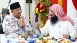 Pj Wali Kota Padang, Andree Algamar berdialog dengan Kepala Atase Agama Kedubes Arab Saudi, Syaikh Ahmad Bin Isa Al Hazimi. (Foto: Prokopim Padang)