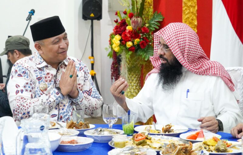 Pj Wali Kota Padang, Andree Algamar berdialog dengan Kepala Atase Agama Kedubes Arab Saudi, Syaikh Ahmad Bin Isa Al Hazimi. (Foto: Prokopim Padang)