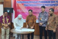 Penandatanganan MoU Pengawasan Partisipatif antara Bawaslu Sumbar dengan Prodi Ilmu Politik Fisip Unand. (Foto: Ist)