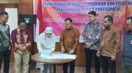 Penandatanganan MoU Pengawasan Partisipatif antara Bawaslu Sumbar dengan Prodi Ilmu Politik Fisip Unand. (Foto: Ist)