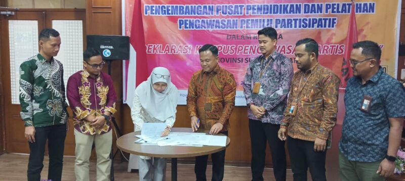 Penandatanganan MoU Pengawasan Partisipatif antara Bawaslu Sumbar dengan Prodi Ilmu Politik Fisip Unand. (Foto: Ist)