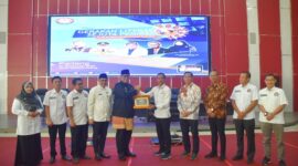 Pj Wali Kota Padang Andree Algamar bersama Ketua KPI Ubaidillah saat acara Gerakan Literasi Sejuta Pemirsa . (Foto: Prokopim Padang)