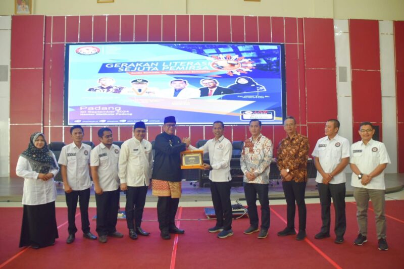 Pj Wali Kota Padang Andree Algamar bersama Ketua KPI Ubaidillah saat acara Gerakan Literasi Sejuta Pemirsa . (Foto: Prokopim Padang)