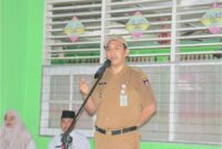 Camat Lubuk Begalung Nofiandi Amir menjadi pembina upacara di MTsN 4 Padang. (Foto: Humas Kecamatan Lubeg)