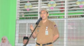 Camat Lubuk Begalung Nofiandi Amir menjadi pembina upacara di MTsN 4 Padang. (Foto: Humas Kecamatan Lubeg)