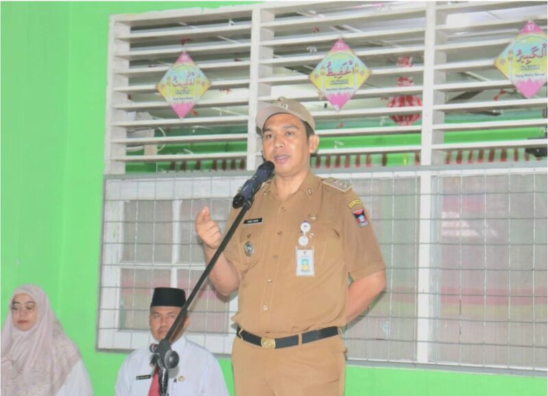 Camat Lubuk Begalung Nofiandi Amir menjadi pembina upacara di MTsN 4 Padang. (Foto: Humas Kecamatan Lubeg)