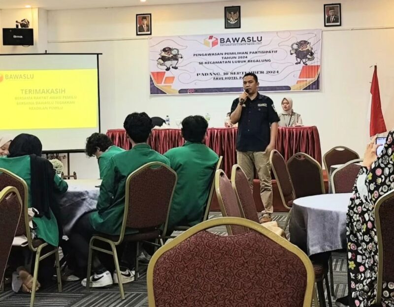 Camat Lubuk Begalung Andi Amir menghadiri Sosialisasi Pengawasan Partisipatif untuk Pilkada 2024 di Fave Hotel Padang, Senin (16/9/2024). 