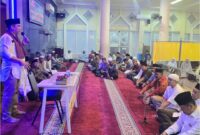 Camat Lubuk Begalung, Nofiandi Amir memberikan sambutan saat  peringatan Maulid Nabi Muhammad SAW di Masjid At-Taubah, Kecamatan Lubuk Begalung, Padang, Minggu (15/9/2024). 