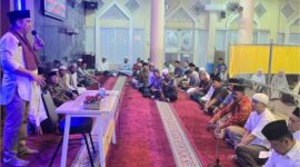 Camat Lubuk Begalung, Nofiandi Amir memberikan sambutan saat  peringatan Maulid Nabi Muhammad SAW di Masjid At-Taubah, Kecamatan Lubuk Begalung, Padang, Minggu (15/9/2024). 
