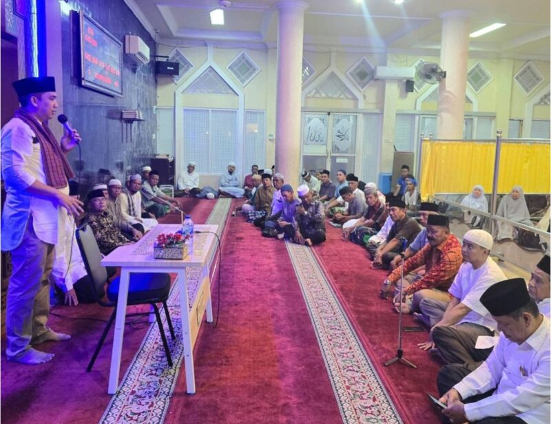 Camat Lubuk Begalung, Nofiandi Amir memberikan sambutan saat  peringatan Maulid Nabi Muhammad SAW di Masjid At-Taubah, Kecamatan Lubuk Begalung, Padang, Minggu (15/9/2024). 