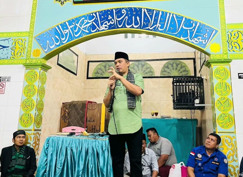 Camat Lubuk Begalung, Nofiandi Amir menghadiri peringatan Maulid Nabi Muhammad SAW 1446 H di Mushala Al-Hidayah, Kelurahan Pampangan Nan XX.